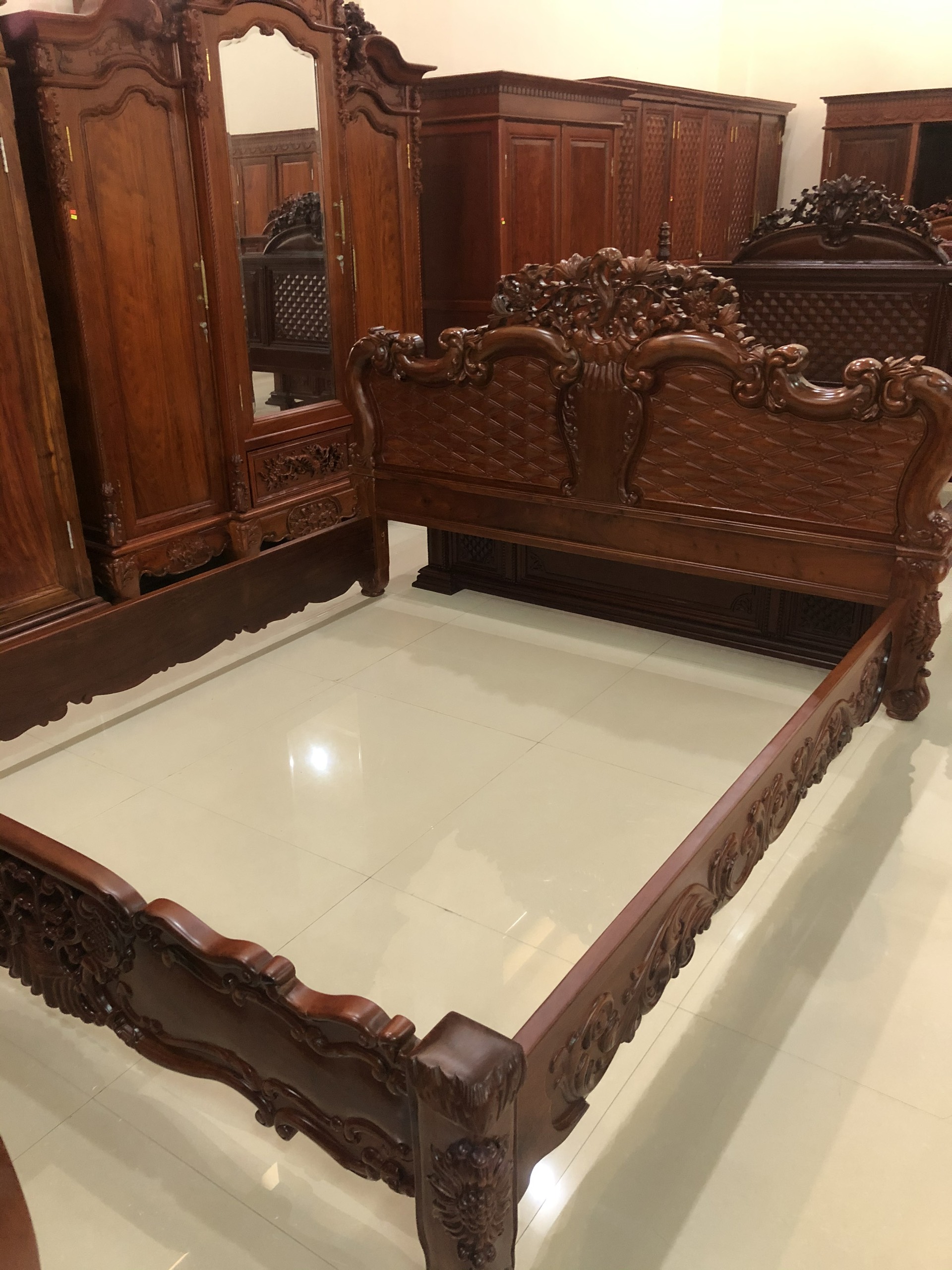 GIƯỜNG LÁ TÂY GỖ HƯƠNG VÂN 2m x 2m20