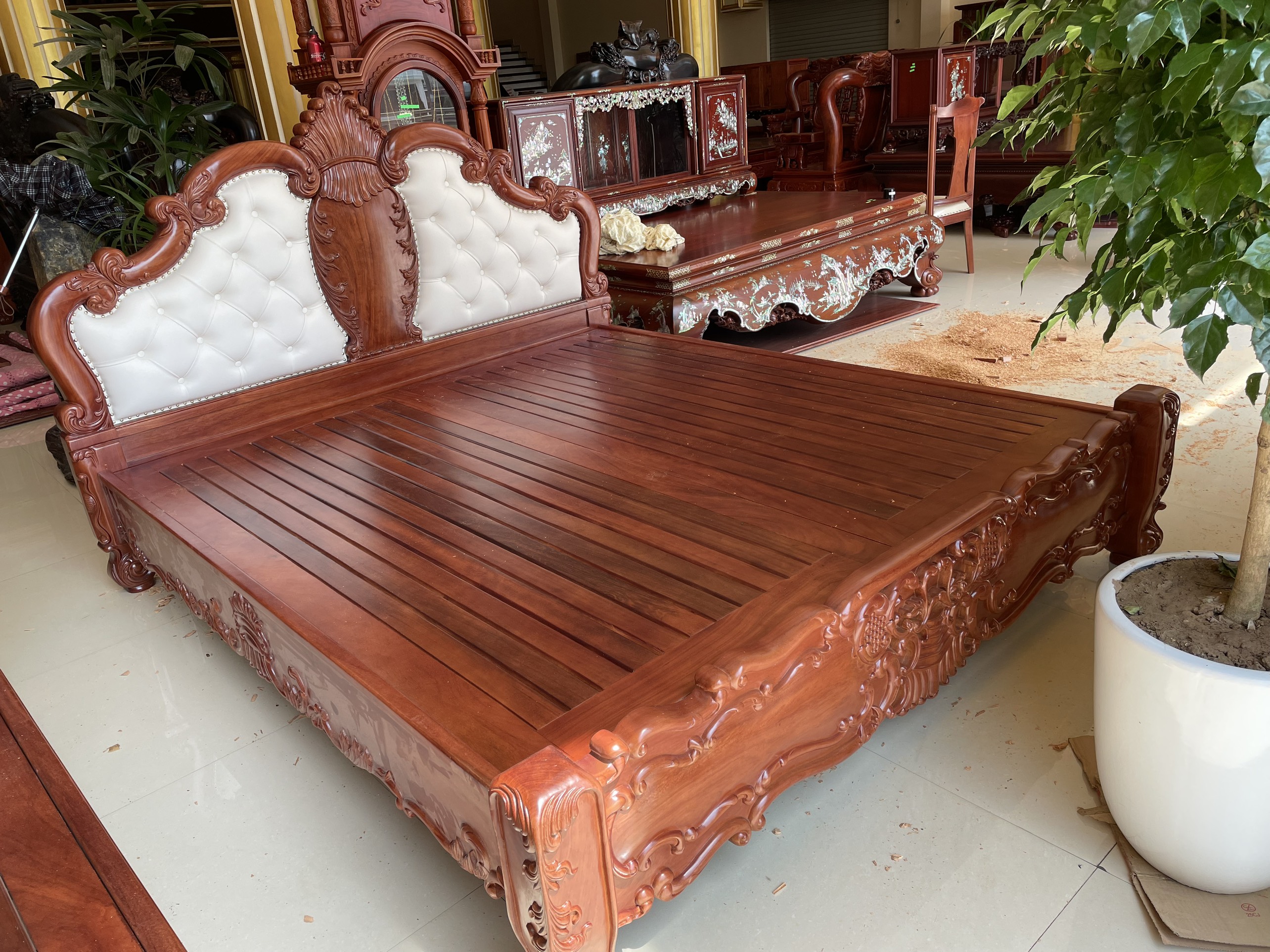 GIƯỜNG LÁ TÂY BỌC ĐỆM