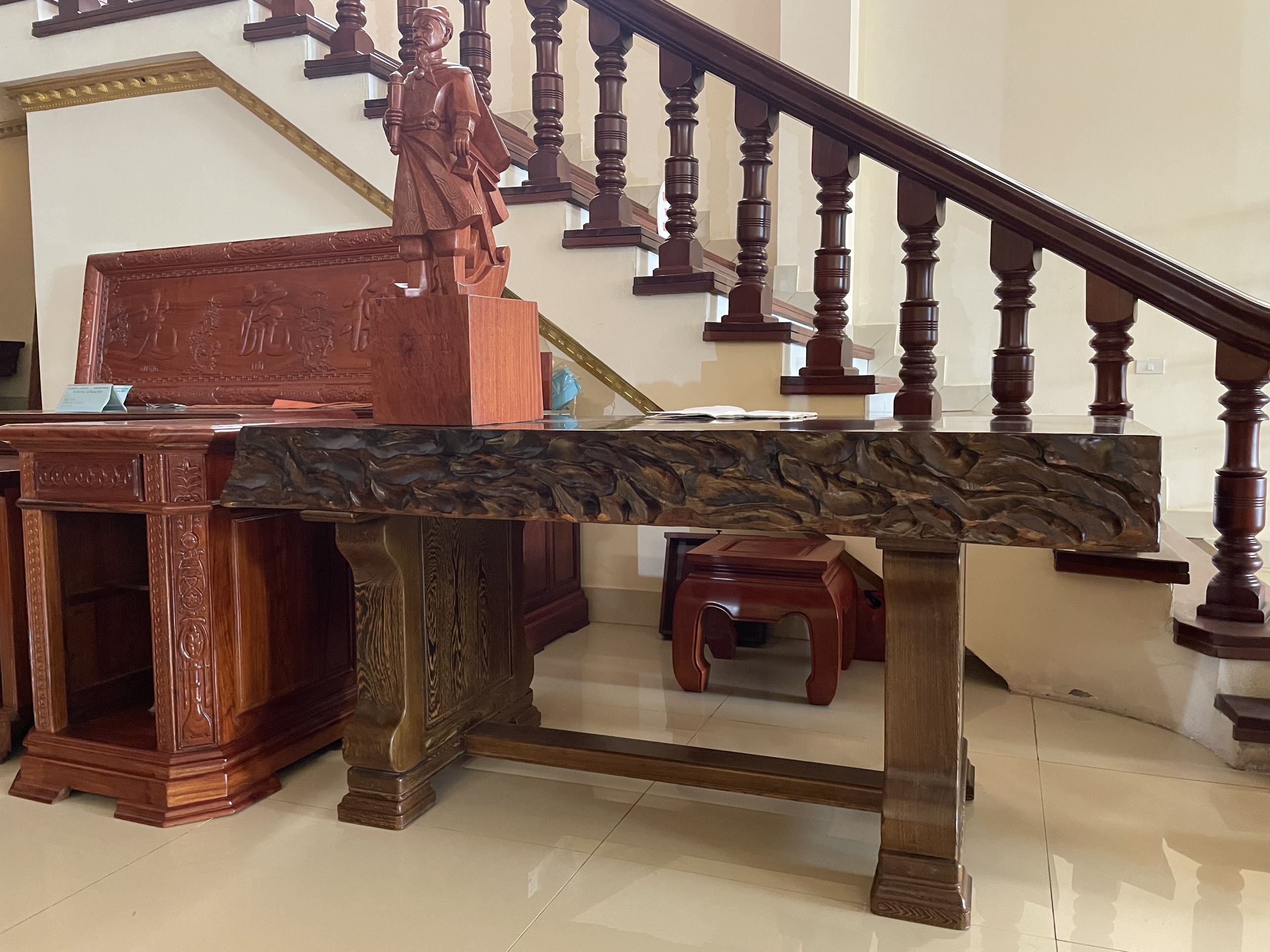 BÀN LÀM VIỆC GỖ MUN ĐUÔI CÔNG