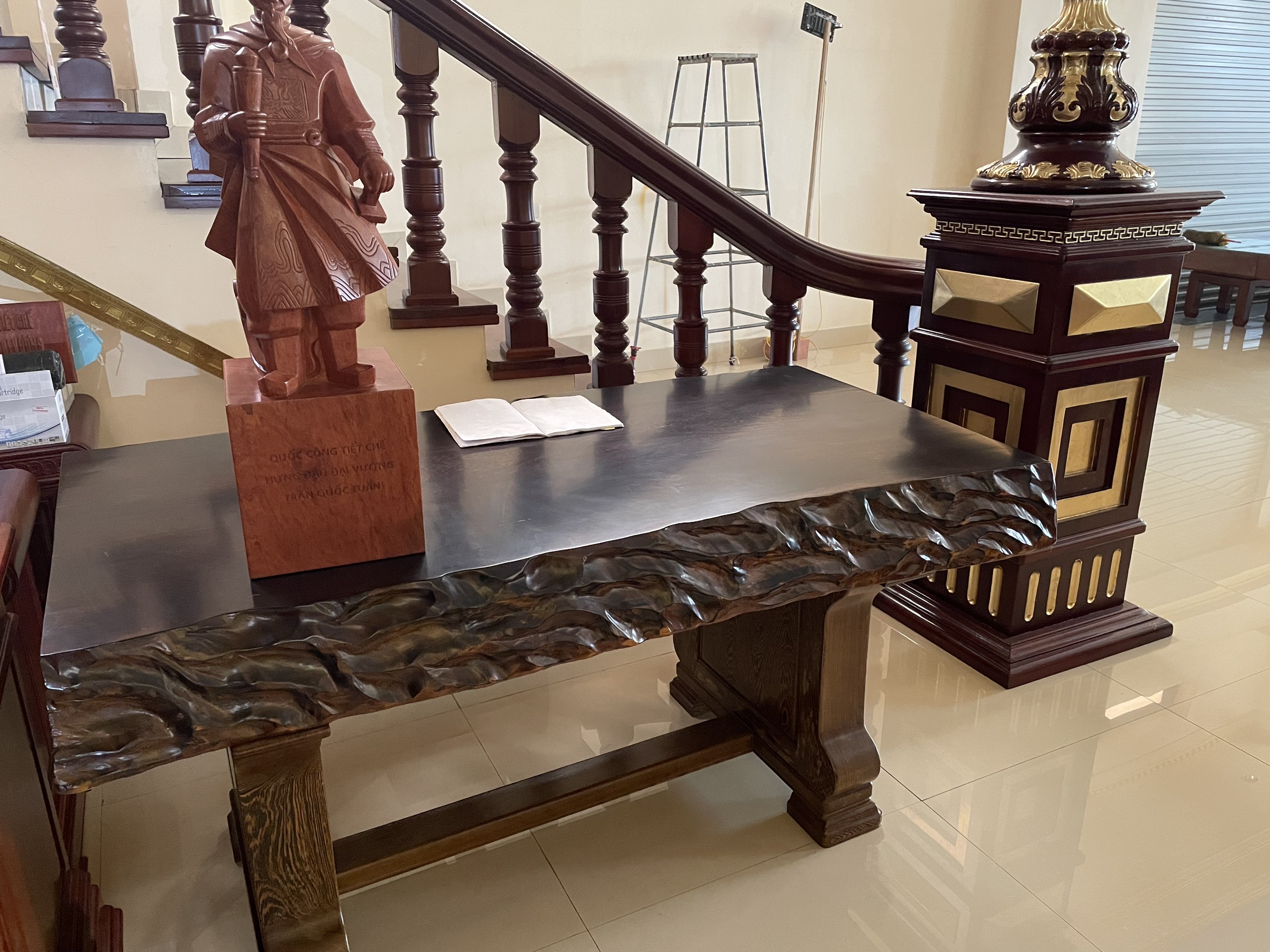 BÀN LÀM VIỆC GỖ MUN ĐUÔI CÔNG