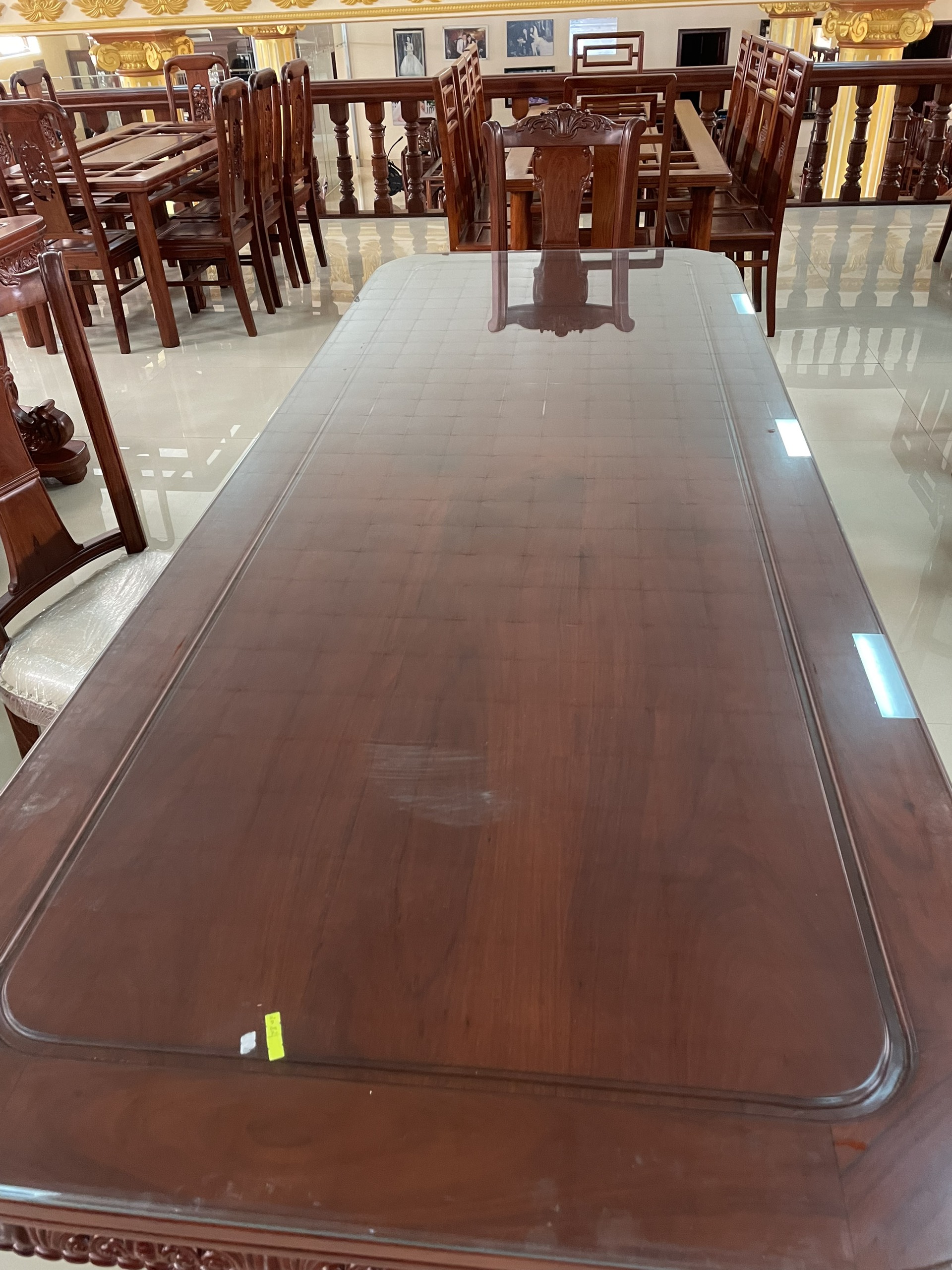 BÀN ĂN LÁ TÂY GỖ HƯƠNG