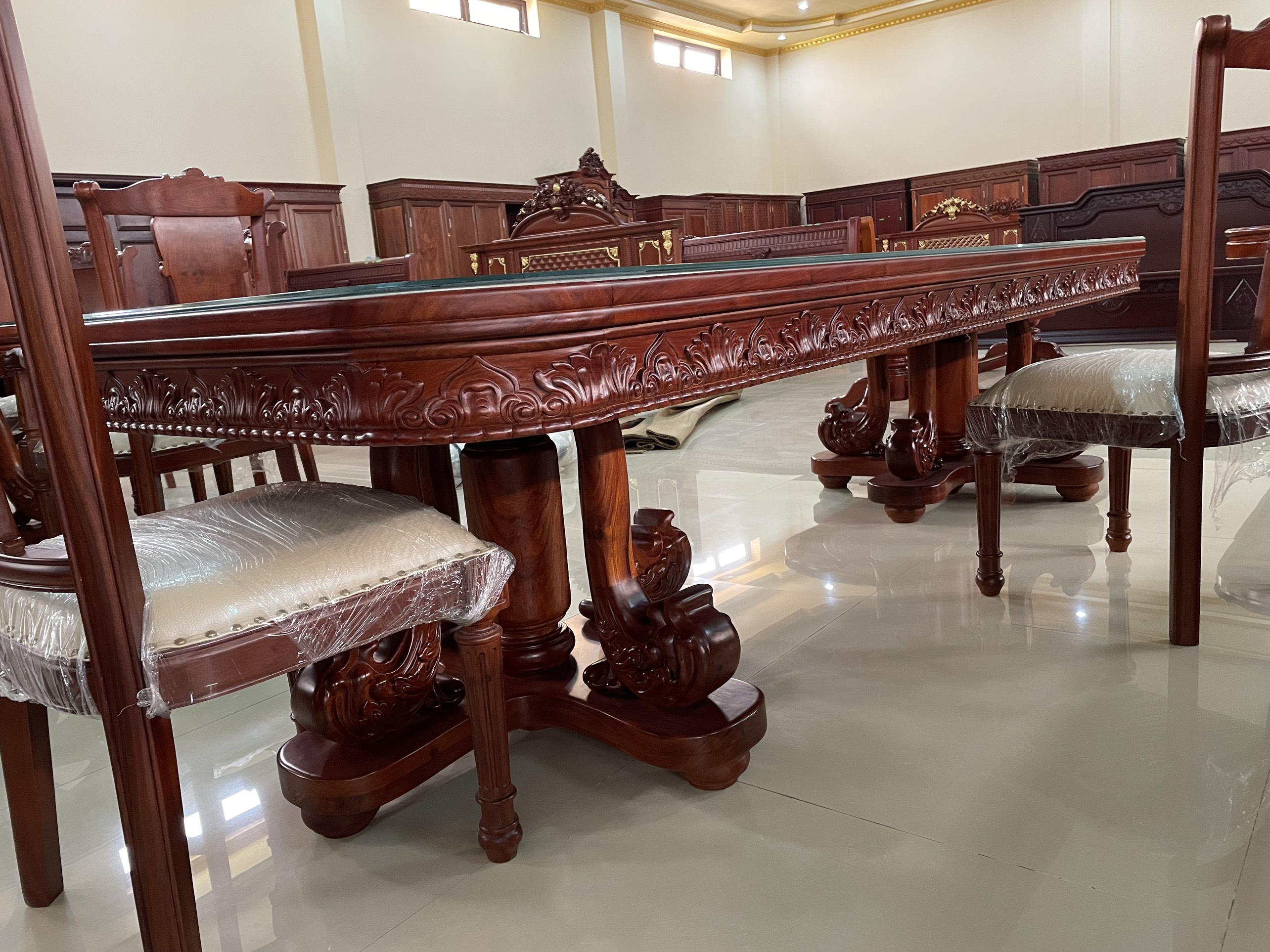 BÀN ĂN LÁ TÂY GỖ HƯƠNG