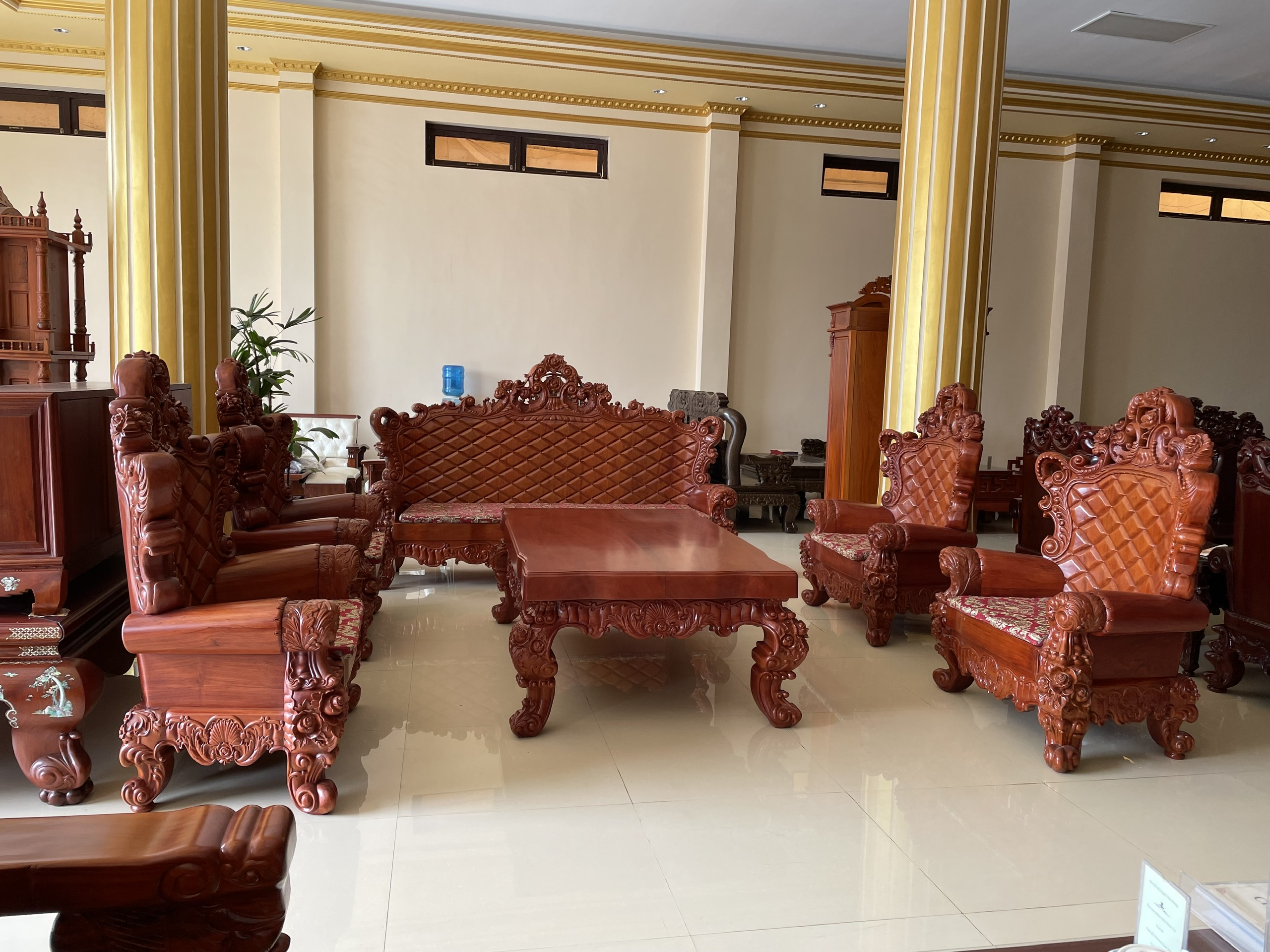 HOÀNG GIA LÁ TAY GỖ HƯƠNG VÁCH ĐỤC KIM CƯƠNG