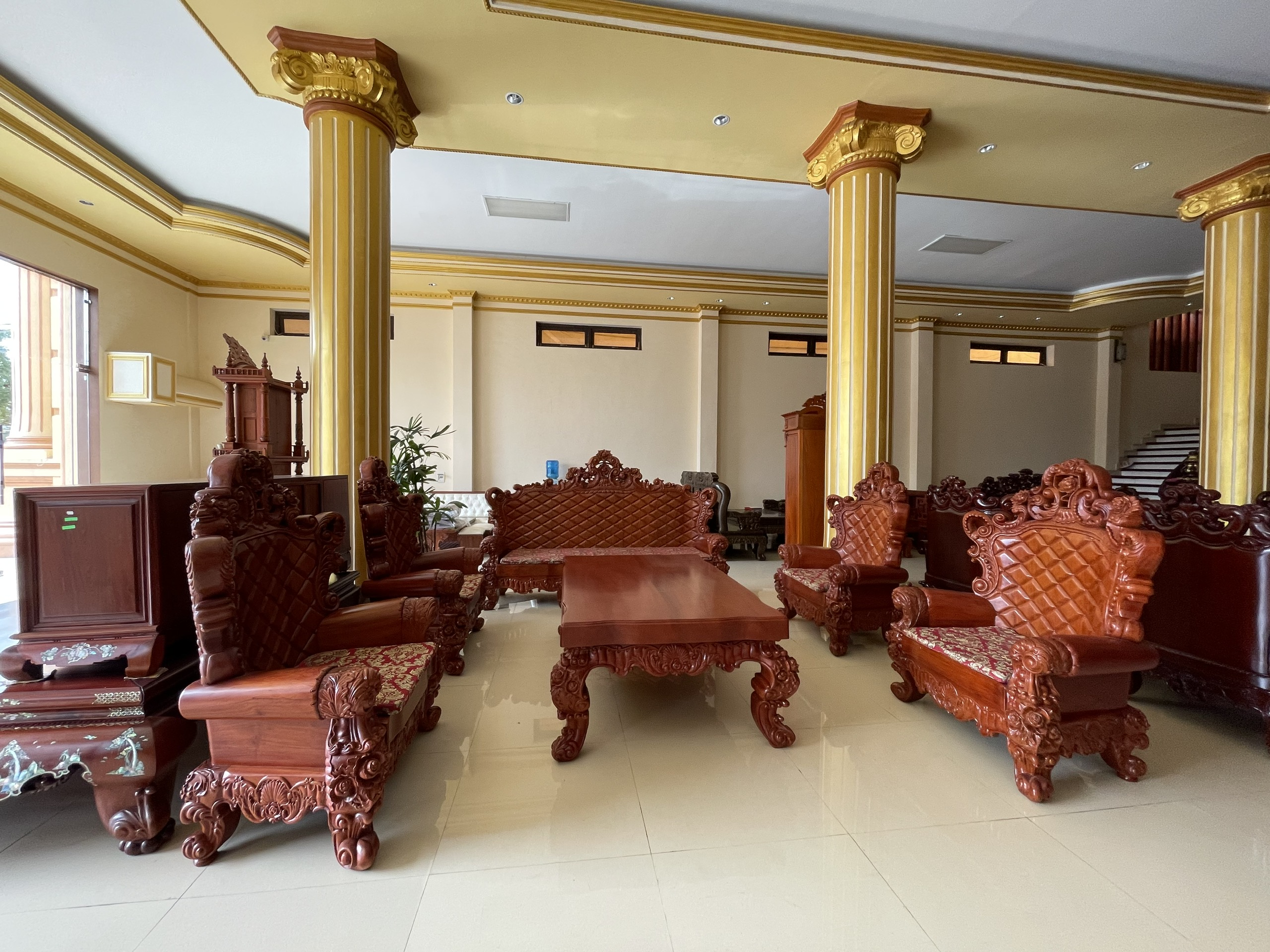 HOÀNG GIA LÁ TAY GỖ HƯƠNG VÁCH ĐỤC KIM CƯƠNG