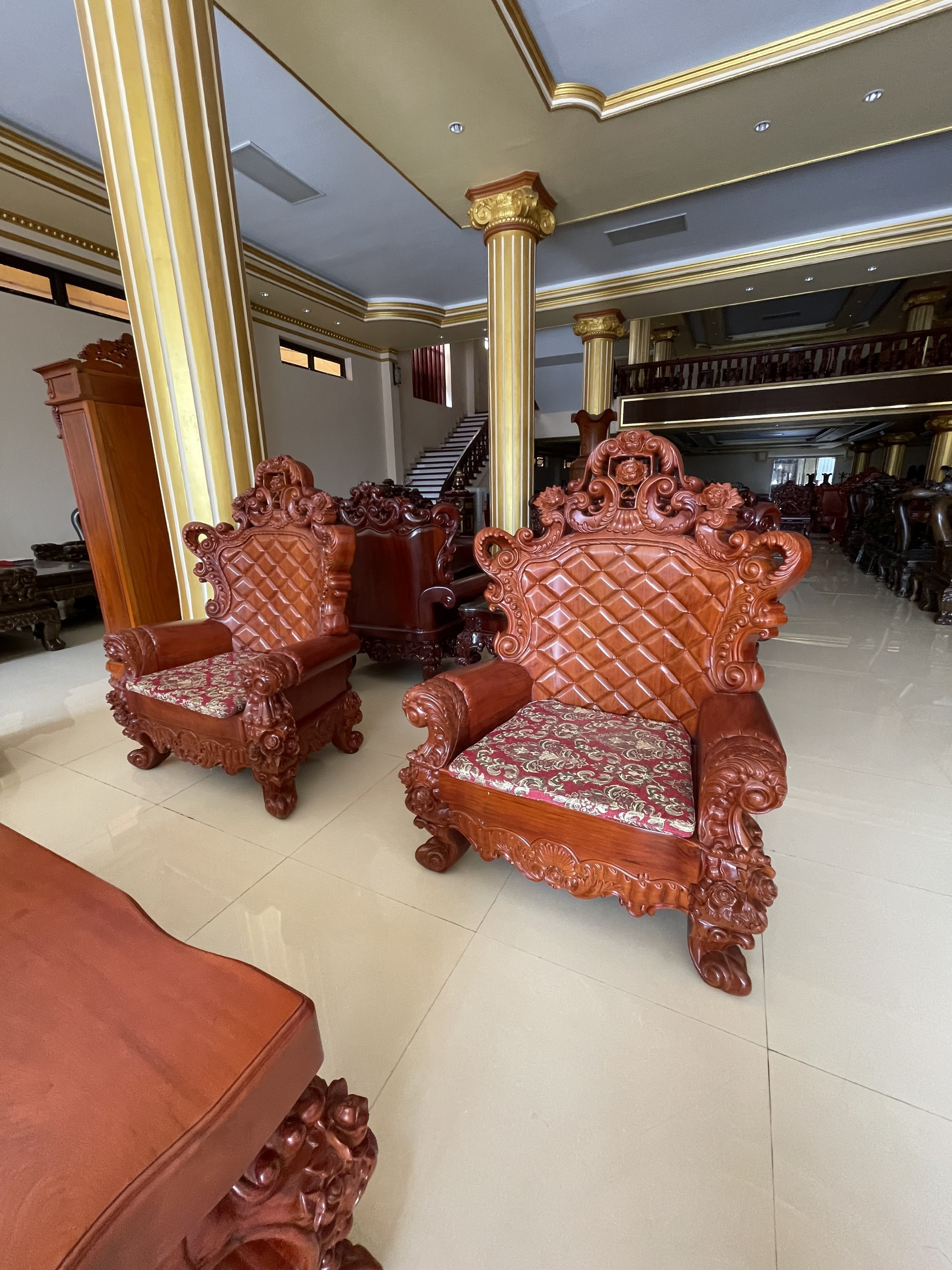 HOÀNG GIA LÁ TAY GỖ HƯƠNG VÁCH ĐỤC KIM CƯƠNG