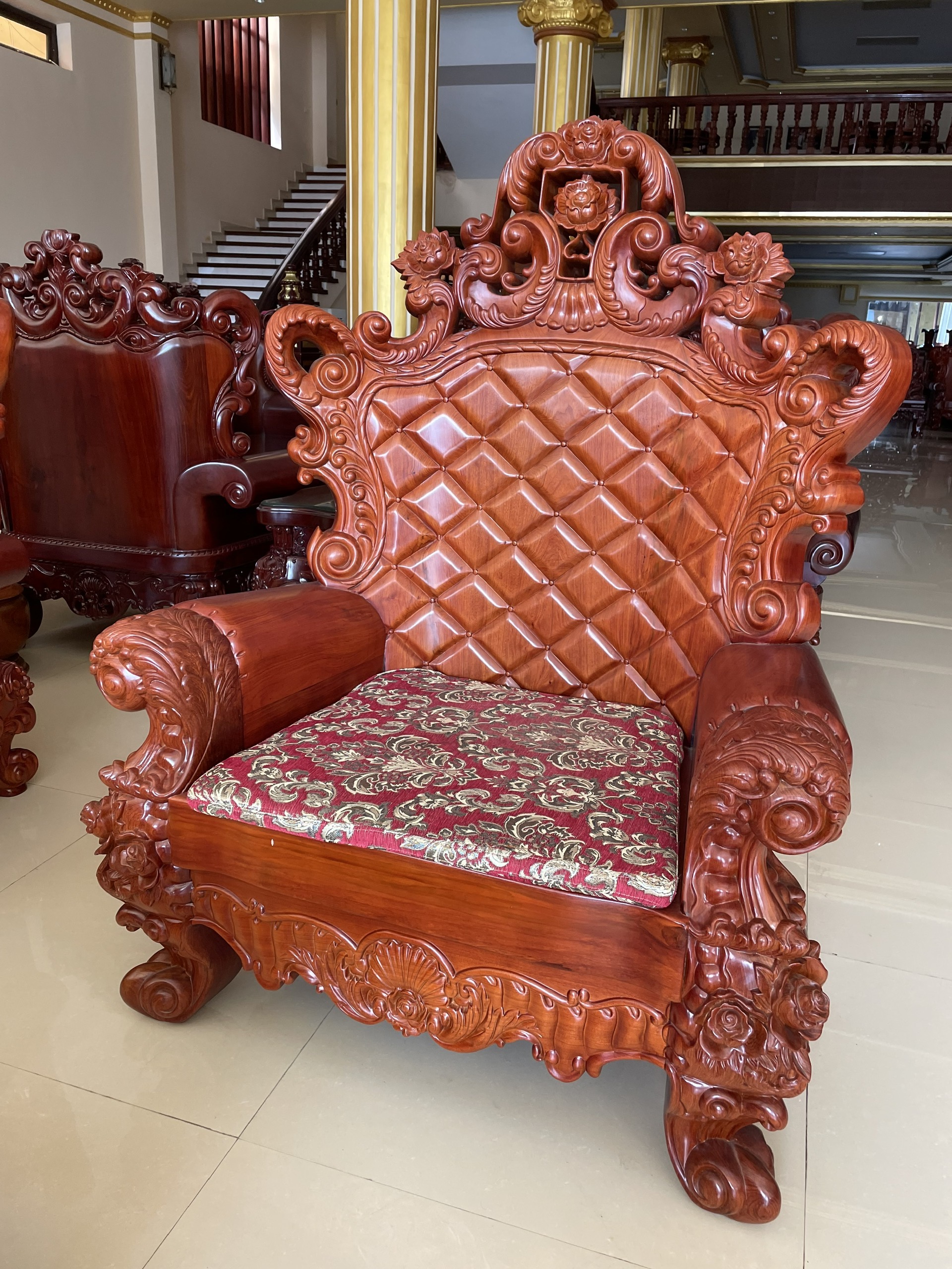 HOÀNG GIA LÁ TAY GỖ HƯƠNG VÁCH ĐỤC KIM CƯƠNG