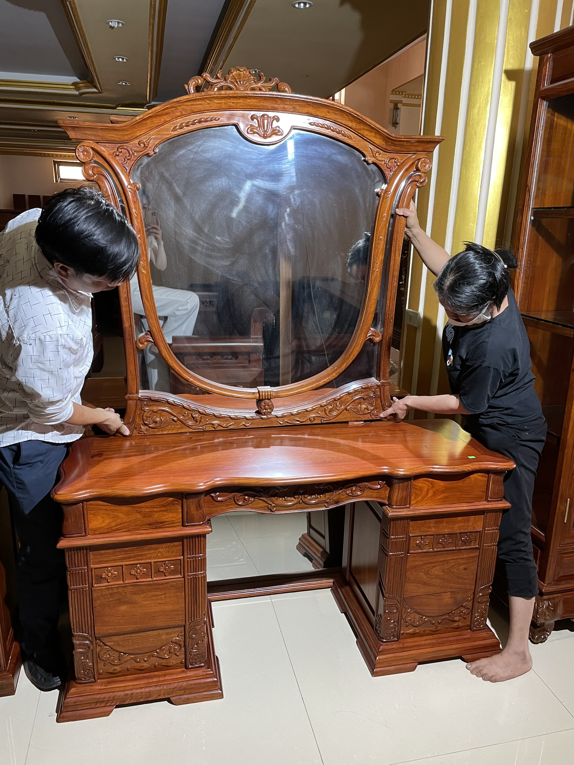 BÀN PHẤN HOÀNG GIA