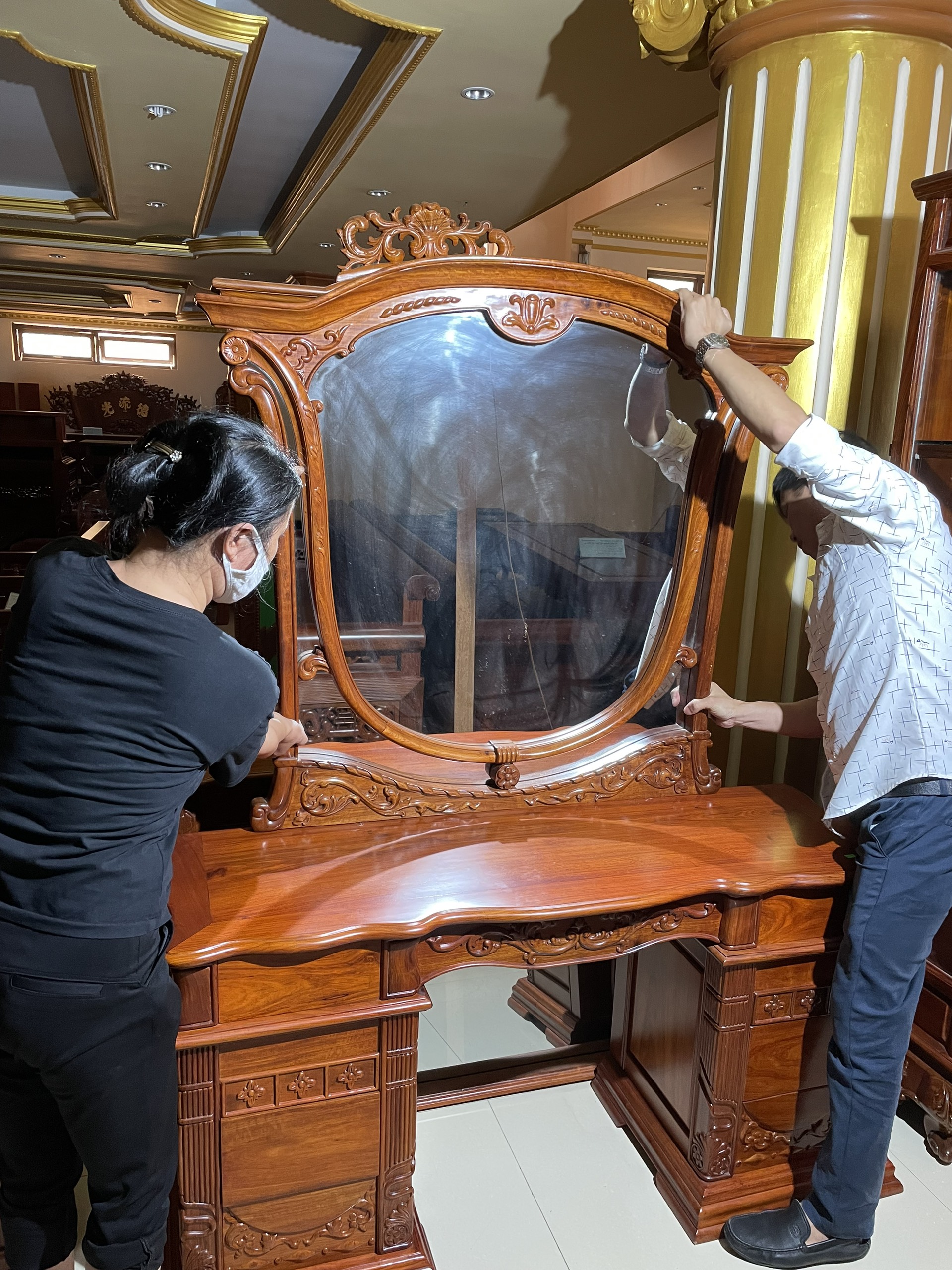 BÀN PHẤN HOÀNG GIA