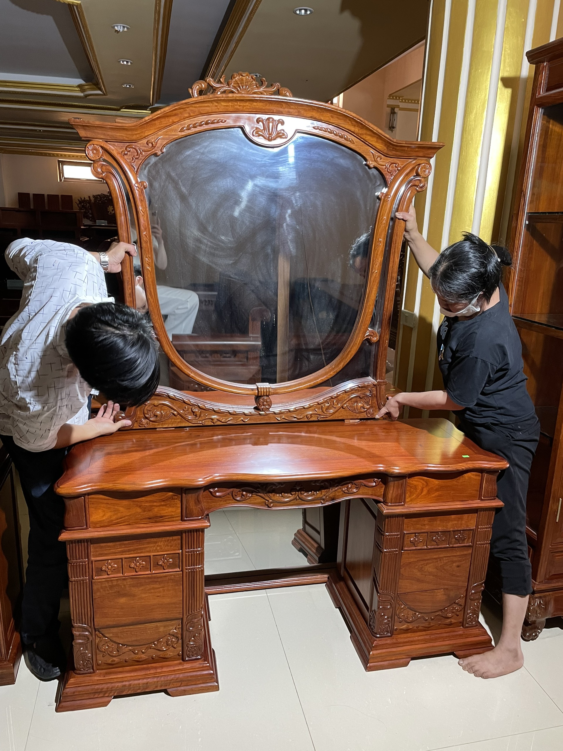 BÀN PHẤN HOÀNG GIA