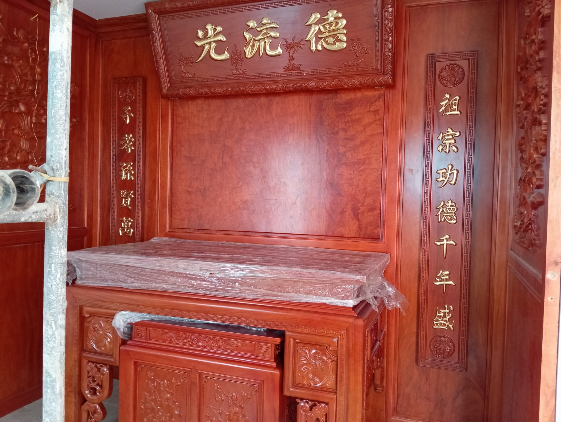 Vách ốp phòng thờ gỗ Hương Đá