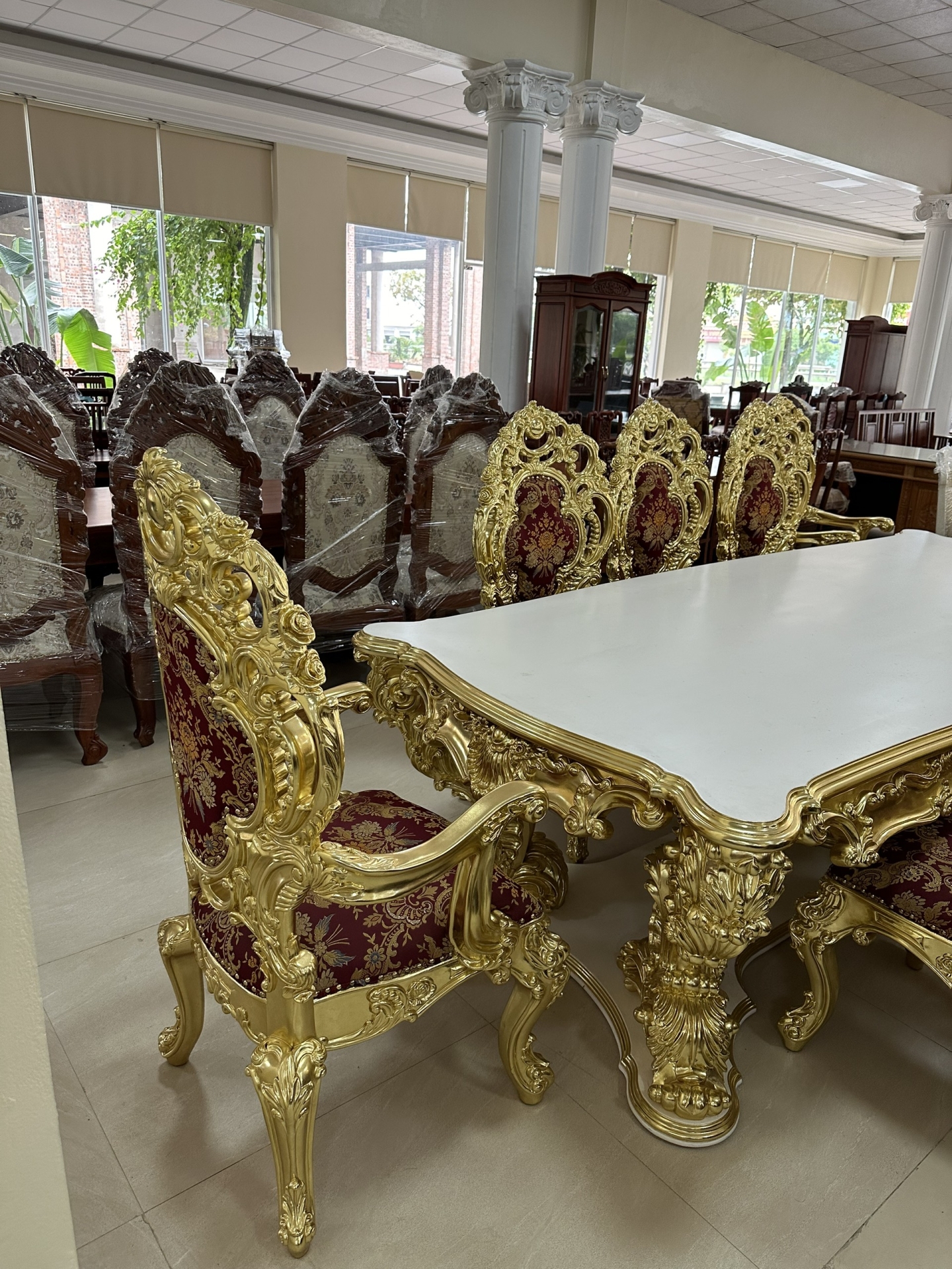 Bàn ăn gỗ Bích Châu Âu - Dát vàng