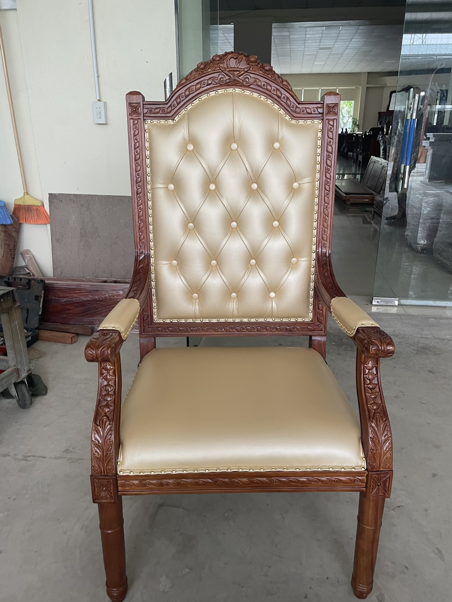Ghế giám đốc gỗ Gụ