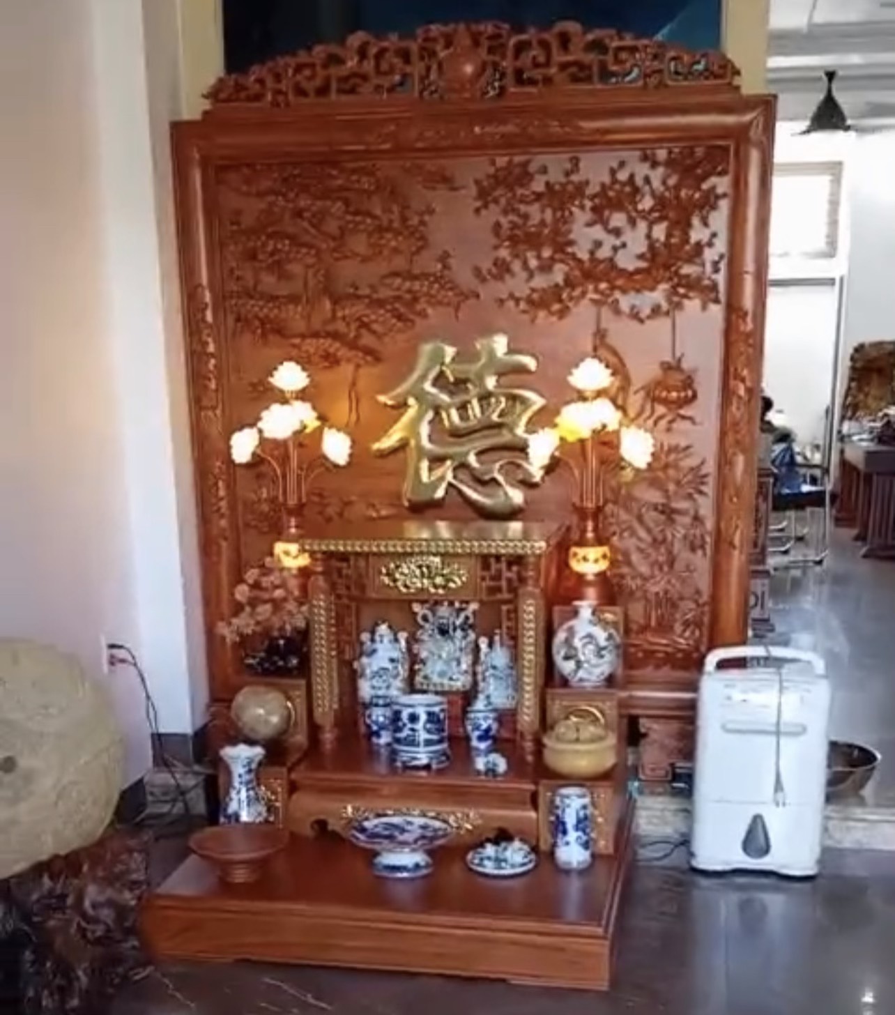 Bàn thờ thần tài kết hợp vách ngăn  Gỗ hương đá