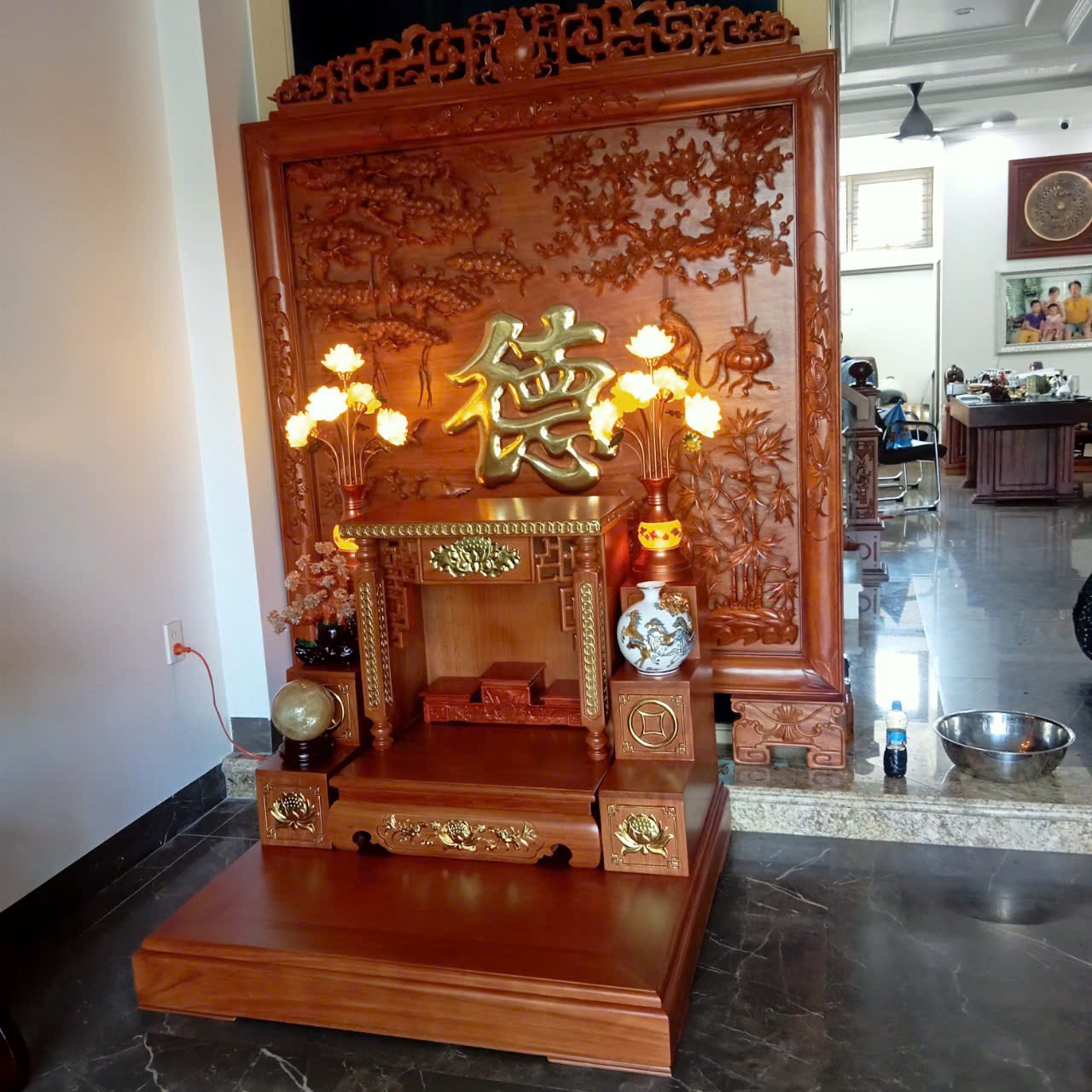 Bàn thờ thần tài kết hợp vách ngăn  Gỗ hương đá