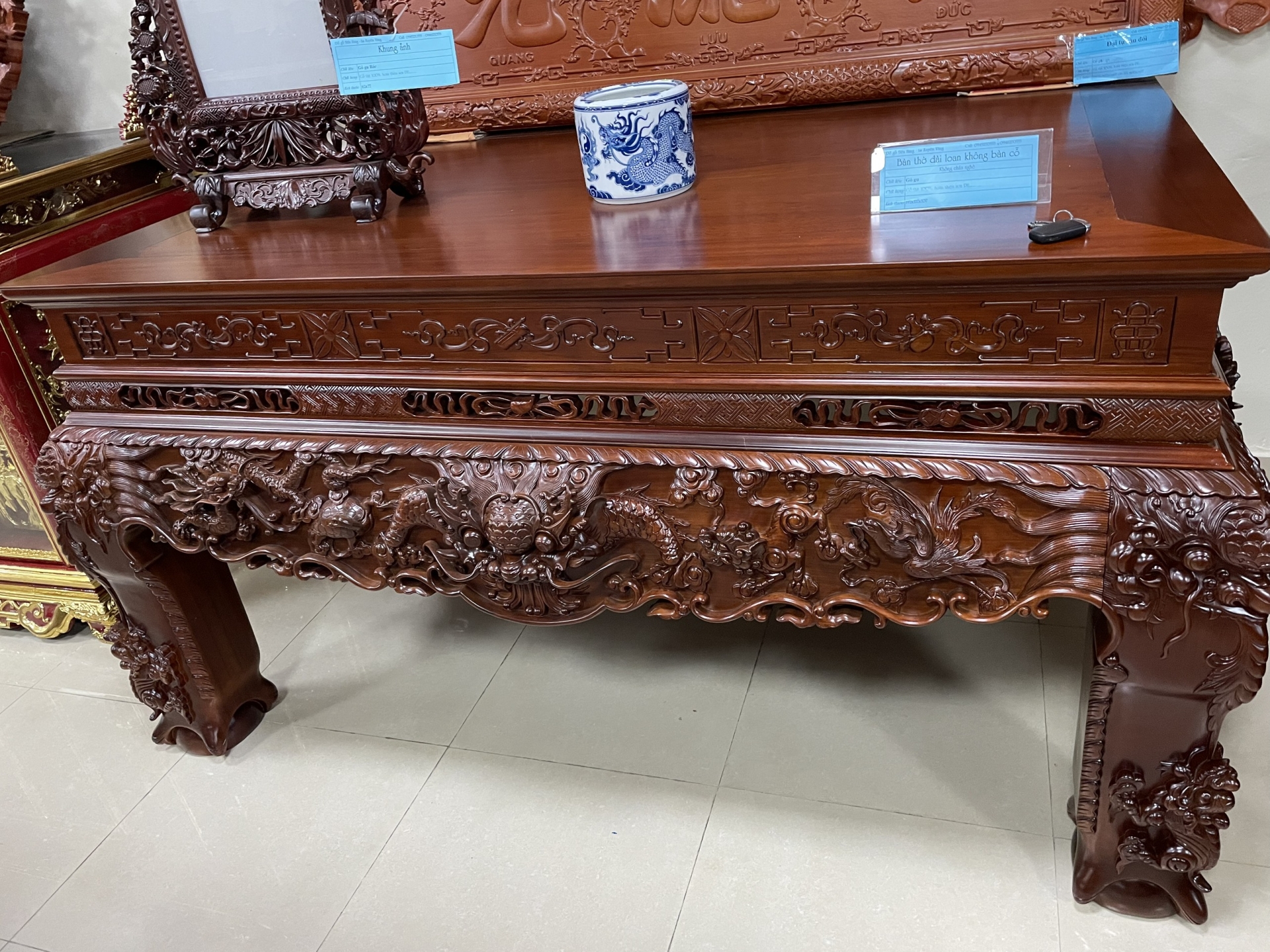 Bàn thờ tứ linh Gụ  Kích thước  2m17 x 107 cao 117
