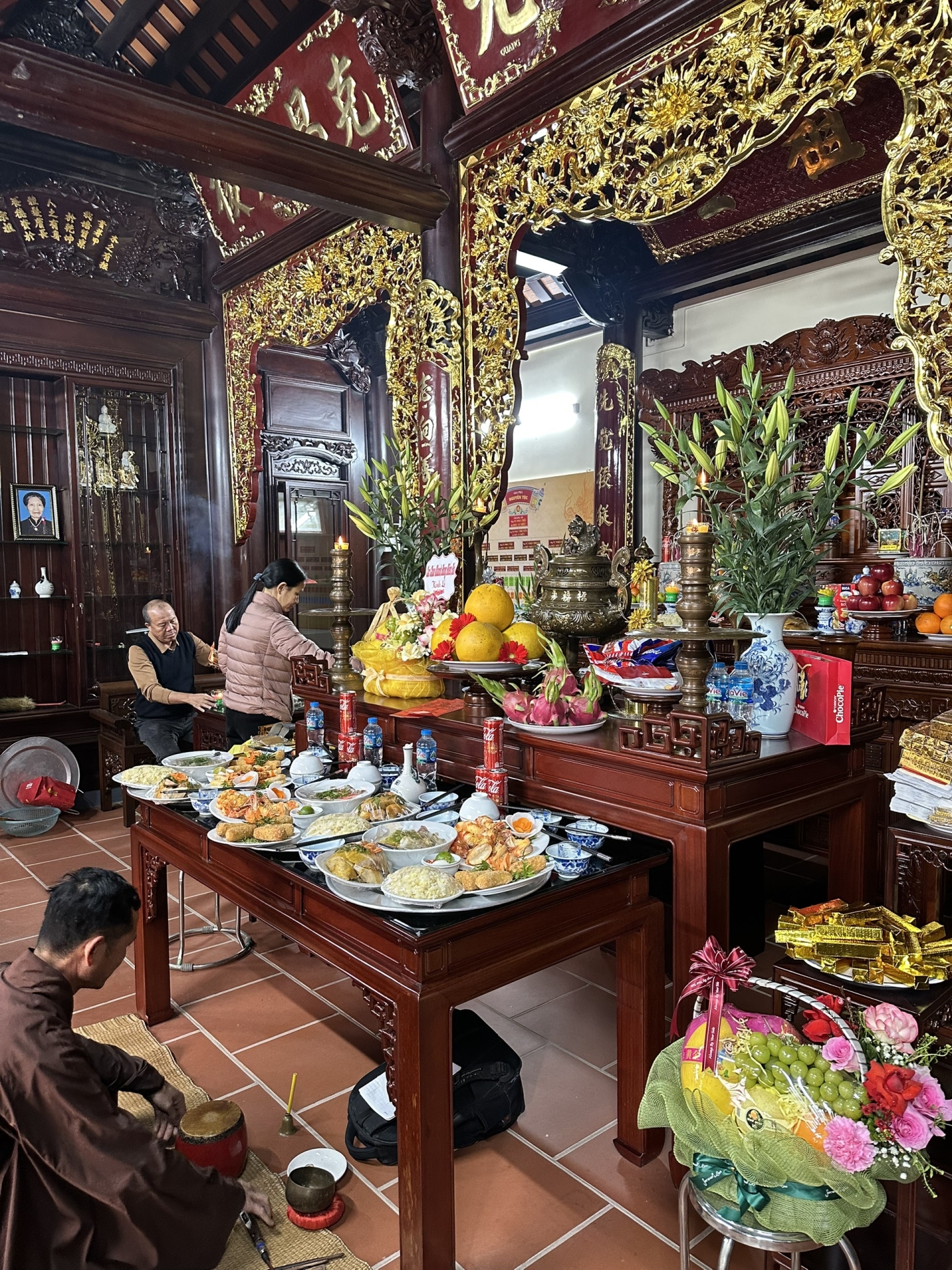 Thiết kế phòng thờ Cửa võng  - Câu Đối - Cuốn Thư