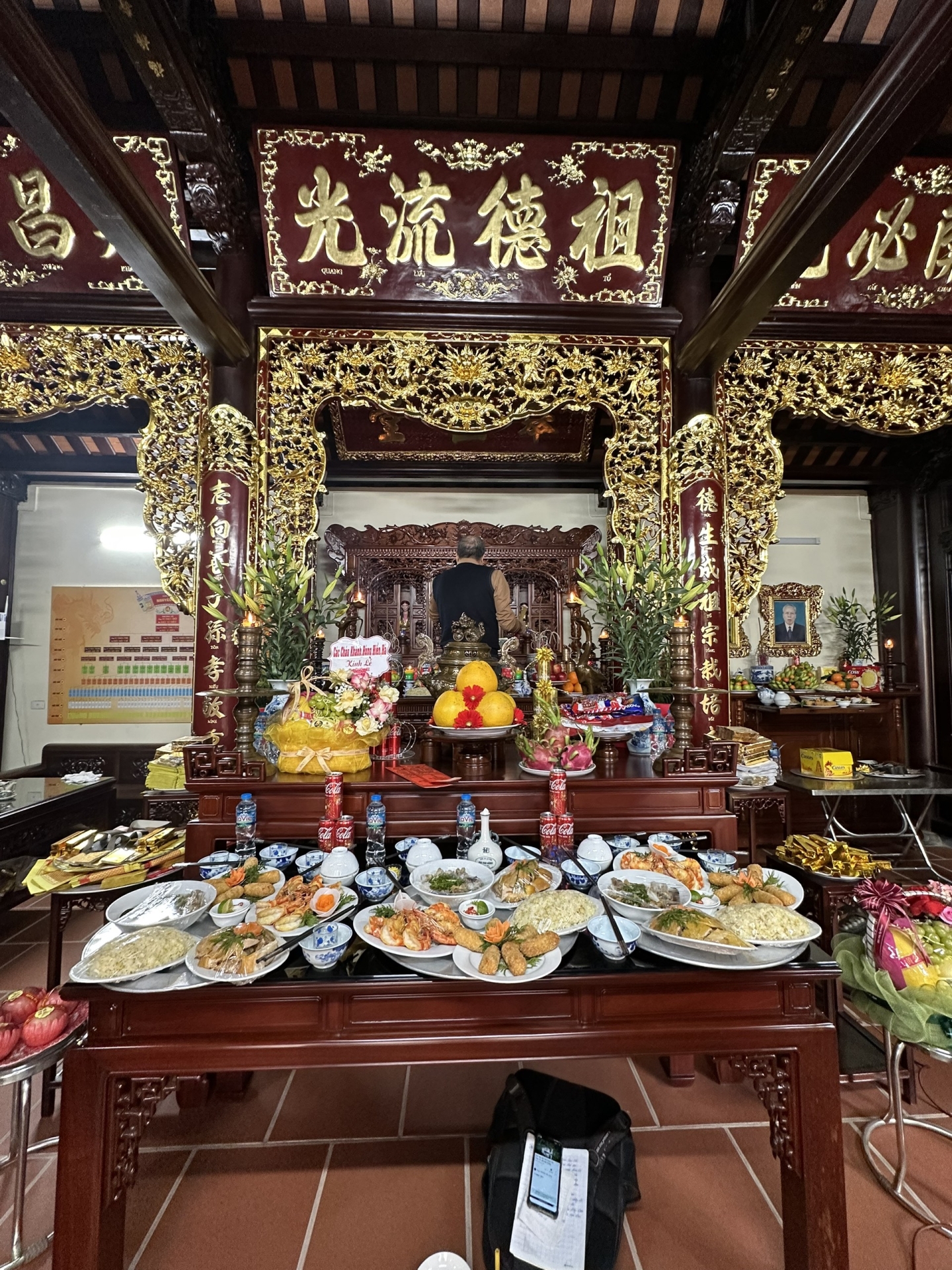 Thiết kế phòng thờ Cửa võng  - Câu Đối - Cuốn Thư