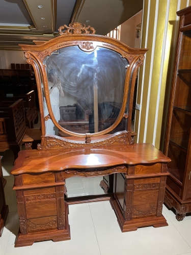 Bàn phấn Hoàng gia